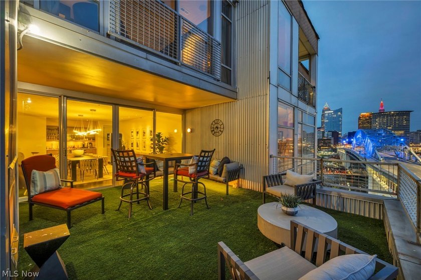 Panoramic views, a private rooftop and terrace, a rare private - photo 10