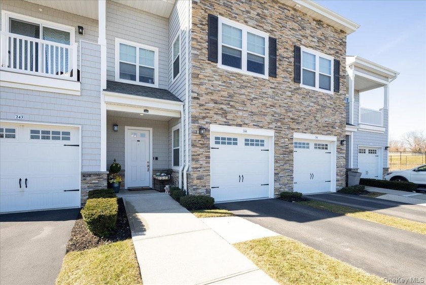 Luxurious Resort Style Living At The Seasons Elwood! Upscale 55+ - photo 2