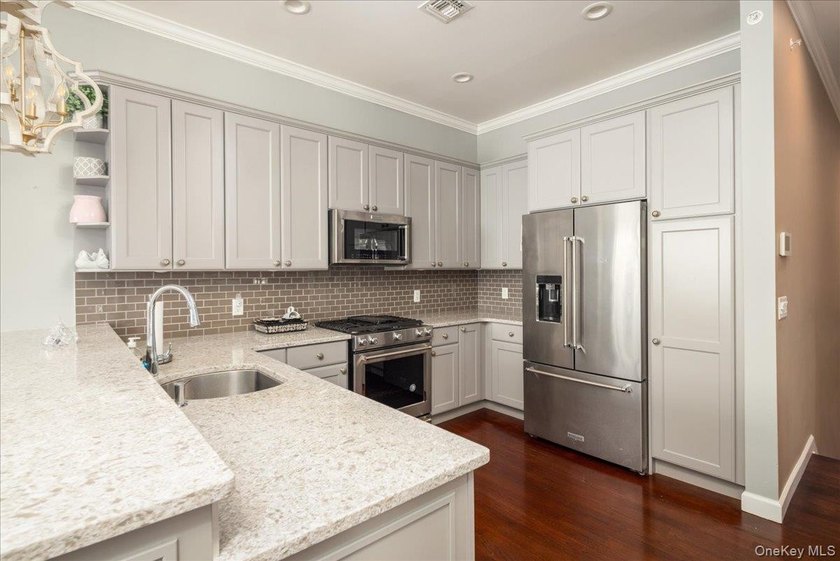 Luxurious Resort Style Living At The Seasons Elwood! Upscale 55+ - photo 9