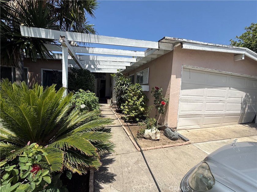 Welcome home to 1737 W Richland Ave! This home offers a rare - photo 2