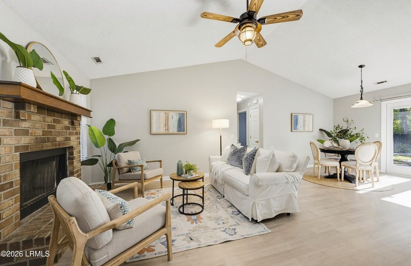 Adorable 3 bedroom / 2 bath cottage on Lady's Island. This home - photo 8