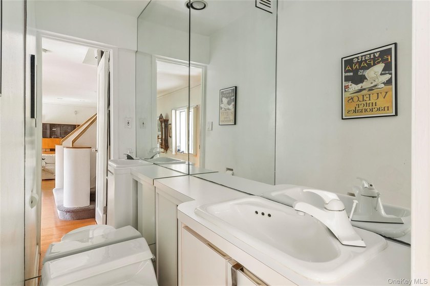 Welcome to a rare and private retreat in the heart of Great Neck - photo 16