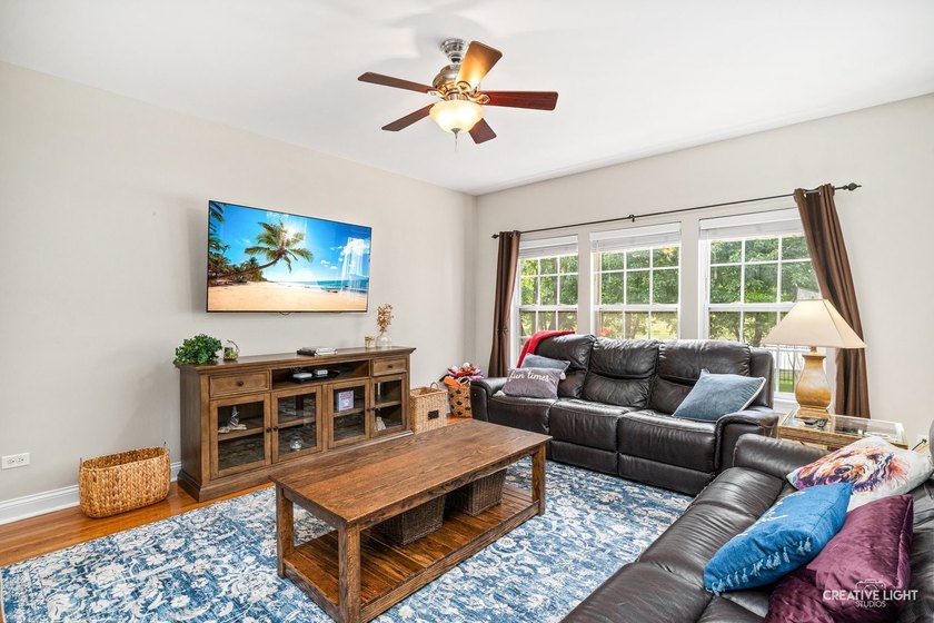 Welcome to your dream home! This beautifully updated 5-bedroom - photo 7