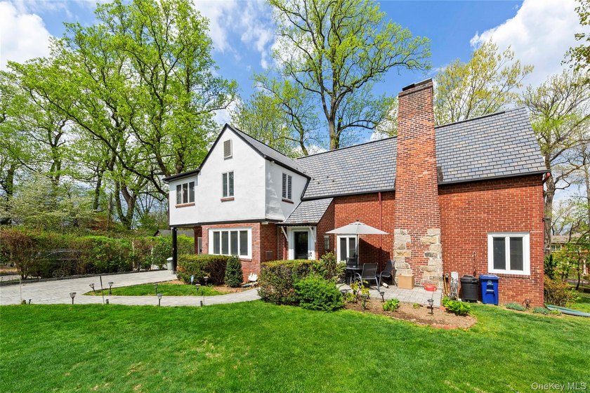 Welcome to a rare and private retreat in the heart of Great Neck - photo 18