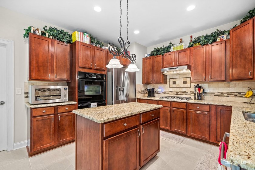 Welcome to your dream home! This beautifully updated 5-bedroom - photo 9
