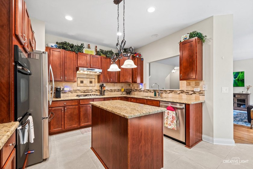 Welcome to your dream home! This beautifully updated 5-bedroom - photo 10