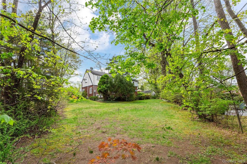 Welcome to a rare and private retreat in the heart of Great Neck - photo 21