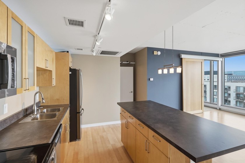 Welcome home to this stunning, bright, open-concept one-bedroom - photo 4