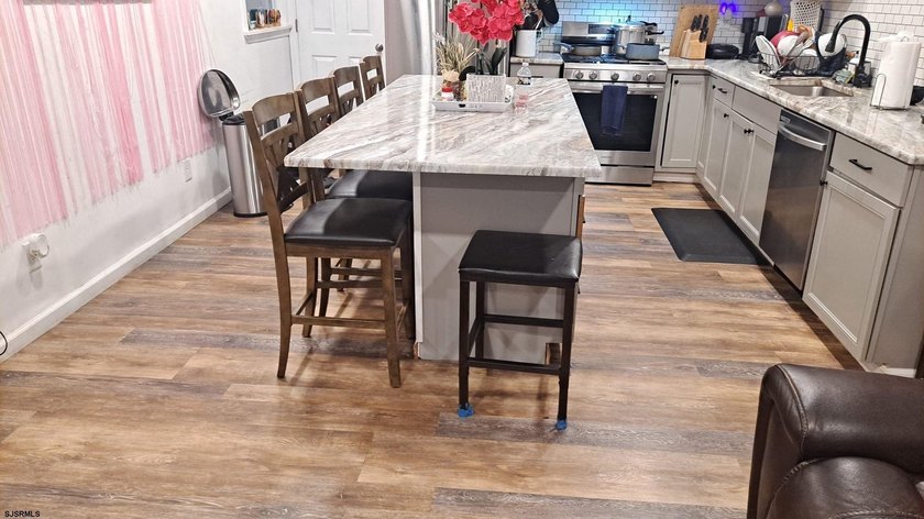 This beautifully renovated ranch home in Venice Park, Atlantic - photo 4