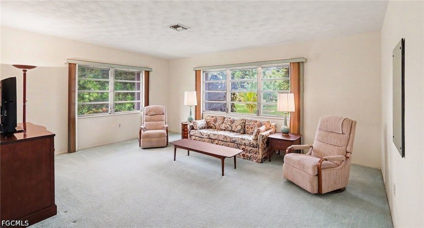 Great location close to shops and eateries! No HOA! No CDD! - photo 11