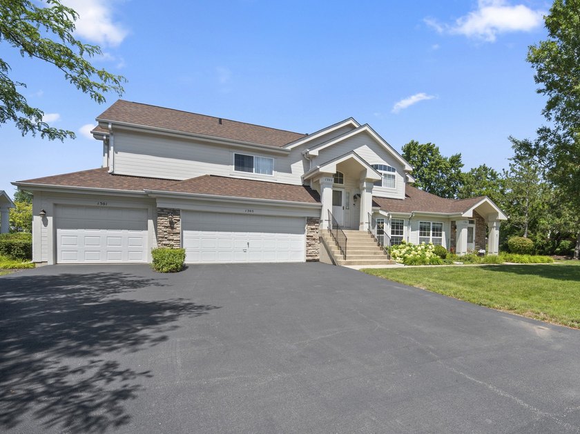 Welcome home to this bright and sunny first-floor ranch end-unit - photo 2