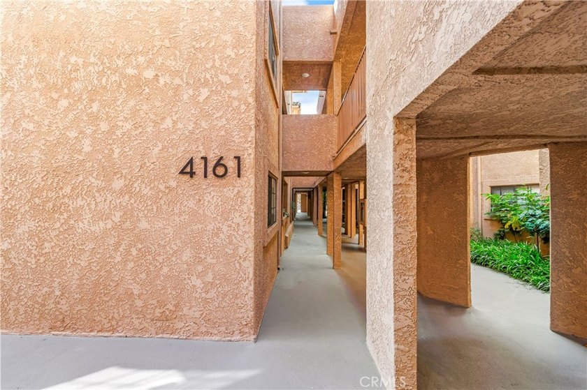 Welcome to this fully renovated 2-bedroom, 2-bath en-suite condo - photo 4