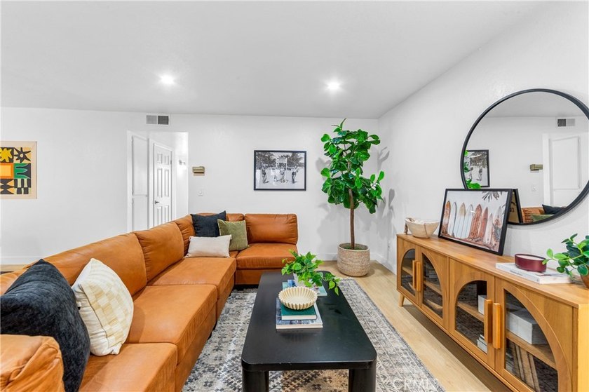 Welcome to this fully renovated 2-bedroom, 2-bath en-suite condo - photo 10