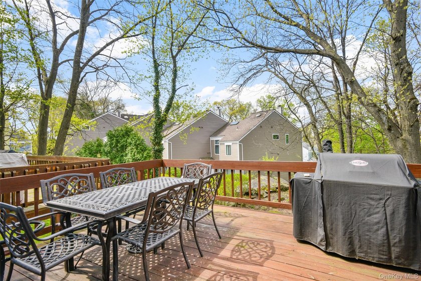 Bright and inviting townhouse offering a spacious layout that - photo 21