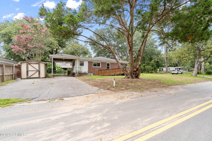 Great corner lot home in centrally located established - photo 3