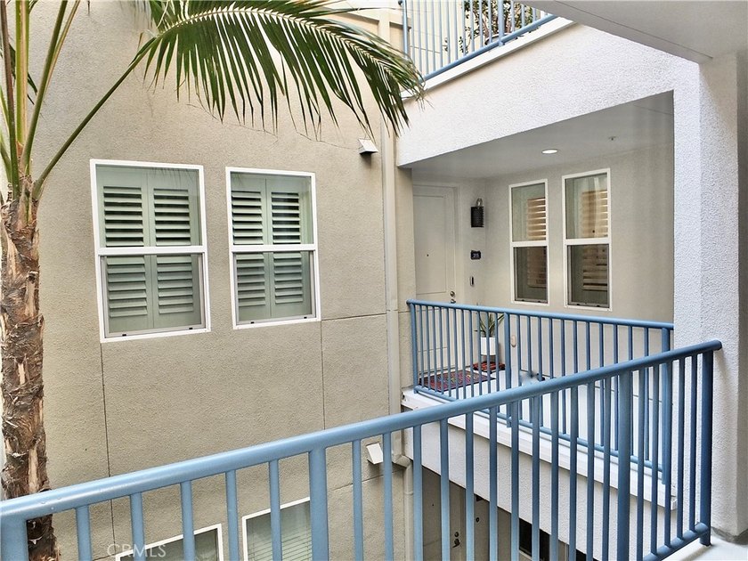Stylish and upgraded 2-bedroom, 2-bath condo with a flexible den - photo 3