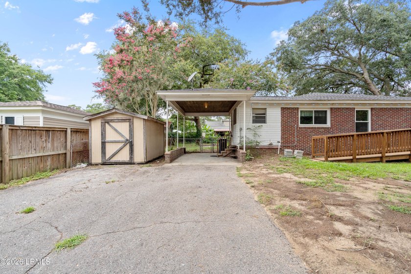 Great corner lot home in centrally located established - photo 4