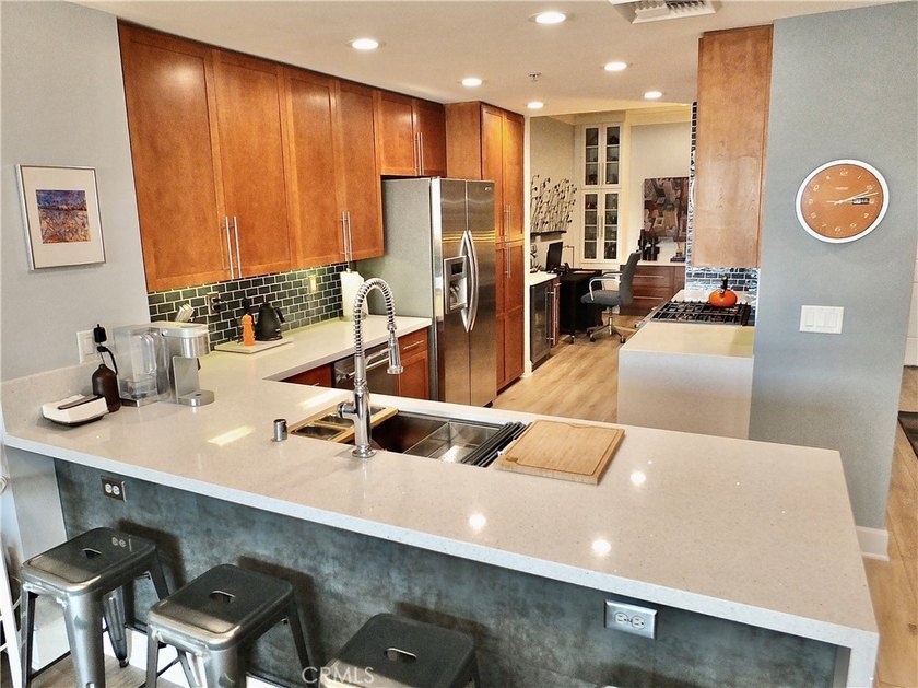 Stylish and upgraded 2-bedroom, 2-bath condo with a flexible den - photo 6