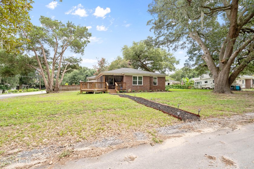 Great corner lot home in centrally located established - photo 7