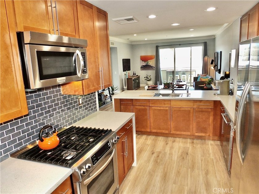 Stylish and upgraded 2-bedroom, 2-bath condo with a flexible den - photo 7