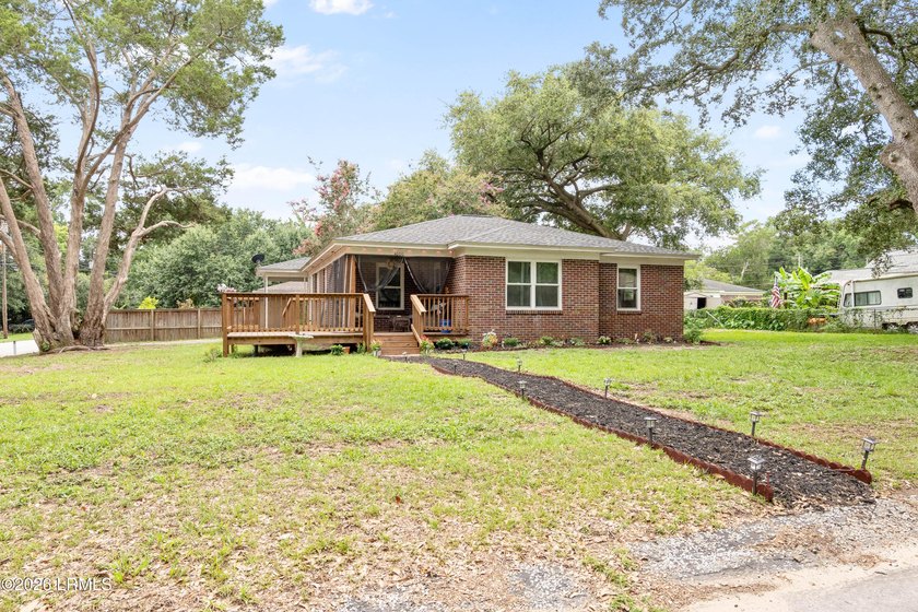 Great corner lot home in centrally located established - photo 8