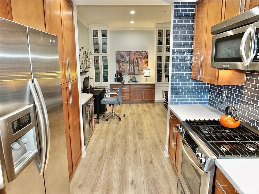 Stylish and upgraded 2-bedroom, 2-bath condo with a flexible den - photo 9