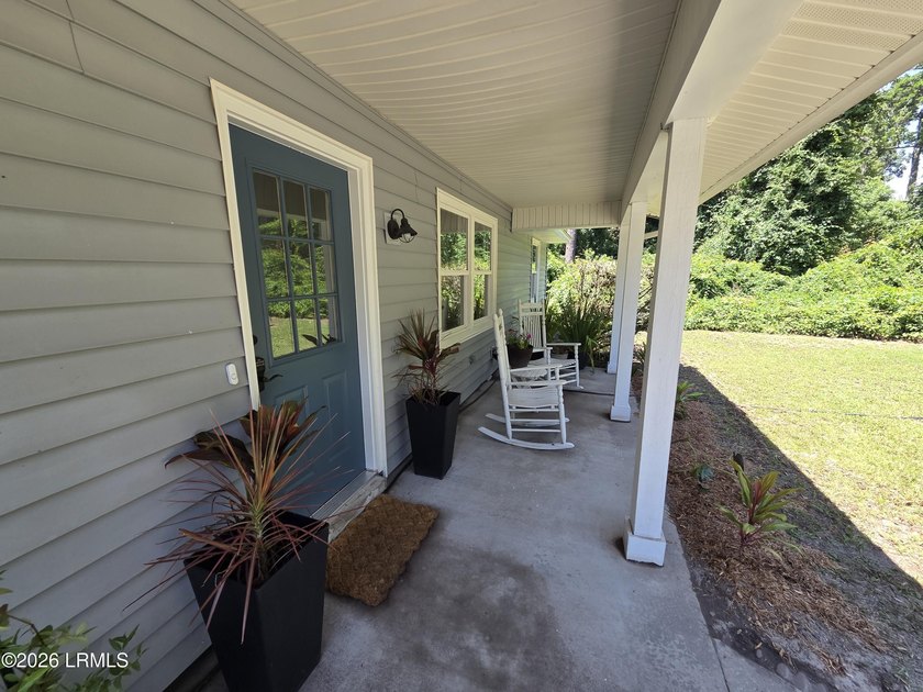 This move-in-ready 3-bed, 2-bath Beaufort home offers - photo 8