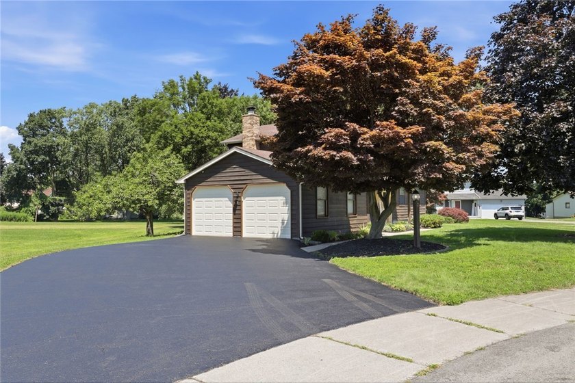 Welcome to 2 Casimir Circle in Rochester's 14617 ZIP code! - photo 4