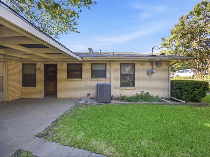Welcome home to this well-maintained 3-bedroom, 2-bath home - photo 32