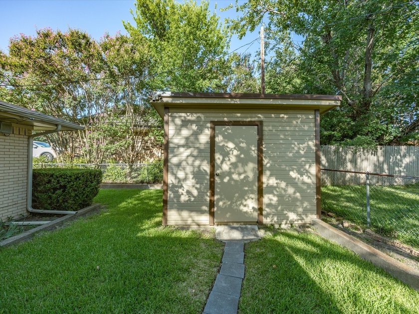 Welcome home to this well-maintained 3-bedroom, 2-bath home - photo 34