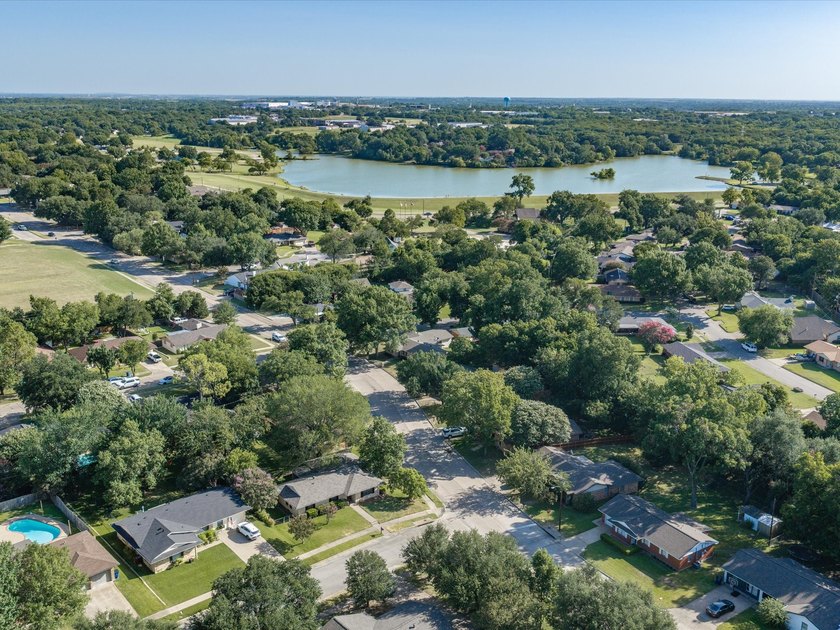 Welcome home to this well-maintained 3-bedroom, 2-bath home - photo 37