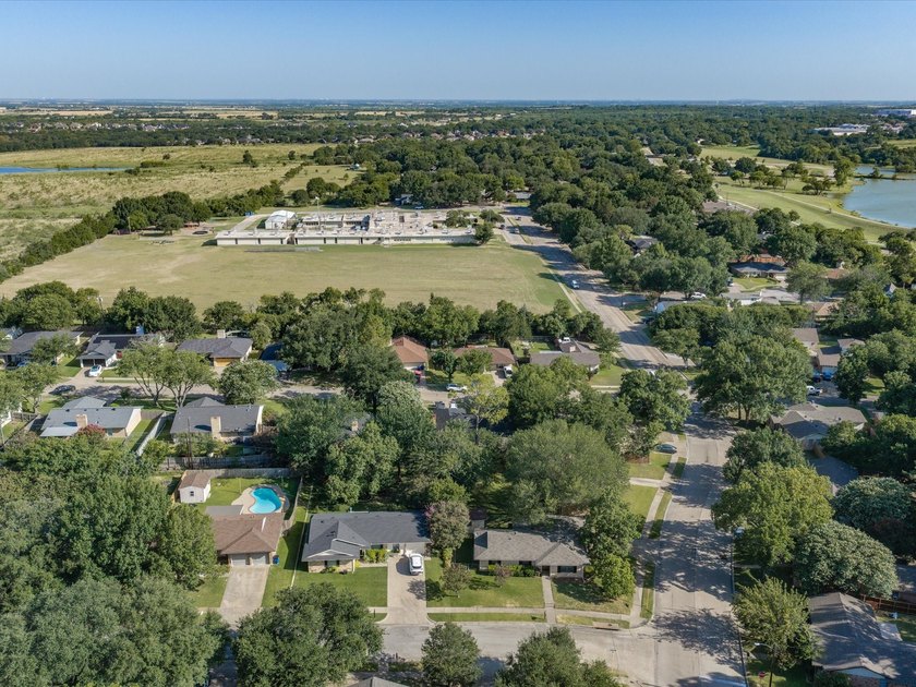 Welcome home to this well-maintained 3-bedroom, 2-bath home - photo 40