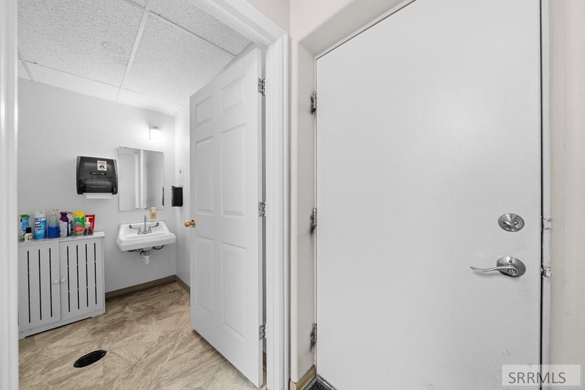 Fantastic high traffic multi suite commercial building in the - photo 23
