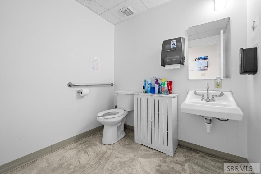 Fantastic high traffic multi suite commercial building in the - photo 24