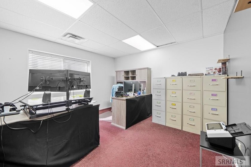 Fantastic high traffic multi suite commercial building in the - photo 33