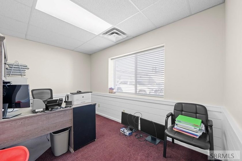 Fantastic high traffic multi suite commercial building in the - photo 36