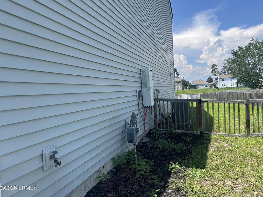 Large 4 bedroom and 2.5 bath home/Open floor plan with stainless - photo 4