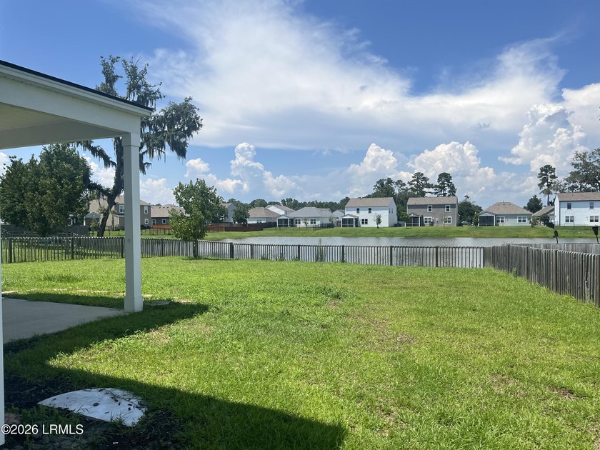 Large 4 bedroom and 2.5 bath home/Open floor plan with stainless - photo 5