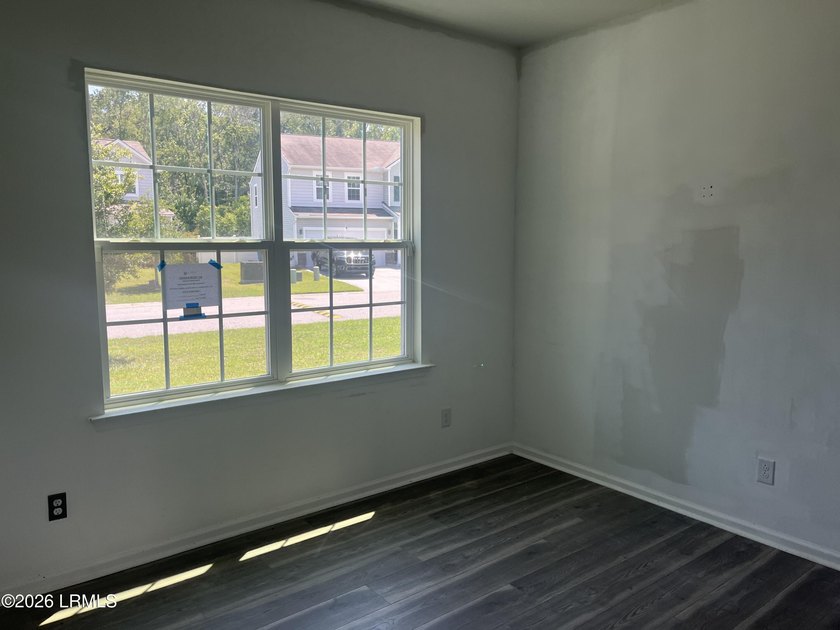 Large 4 bedroom and 2.5 bath home/Open floor plan with stainless - photo 7