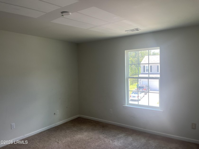 Large 4 bedroom and 2.5 bath home/Open floor plan with stainless - photo 10
