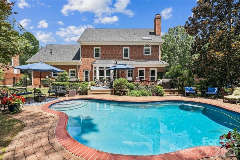 Beautiful full brick home in the desirable Berkeley community - photo 2