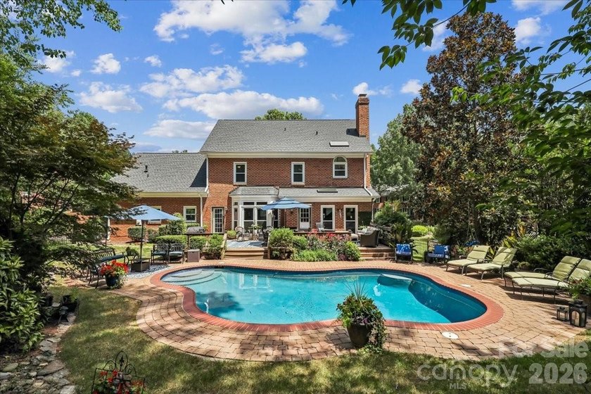 Beautiful full brick home in the desirable Berkeley community - photo 3