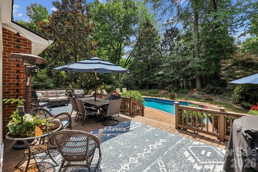 Beautiful full brick home in the desirable Berkeley community - photo 4