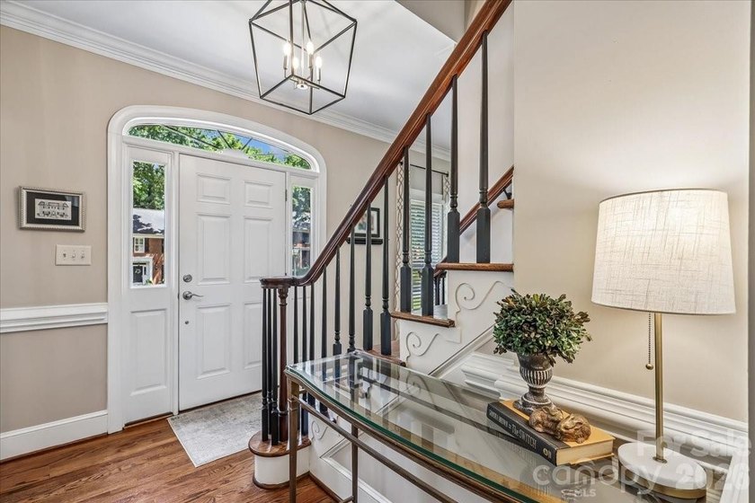 Beautiful full brick home in the desirable Berkeley community - photo 5