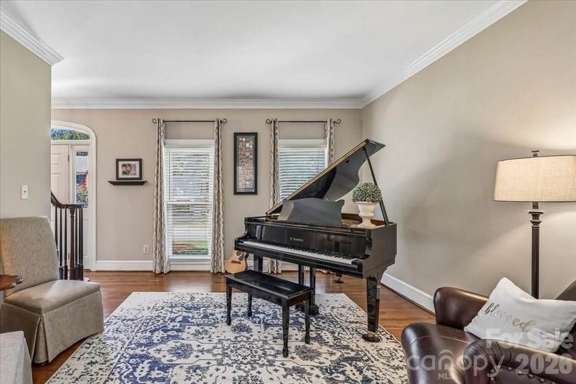 Beautiful full brick home in the desirable Berkeley community - photo 6