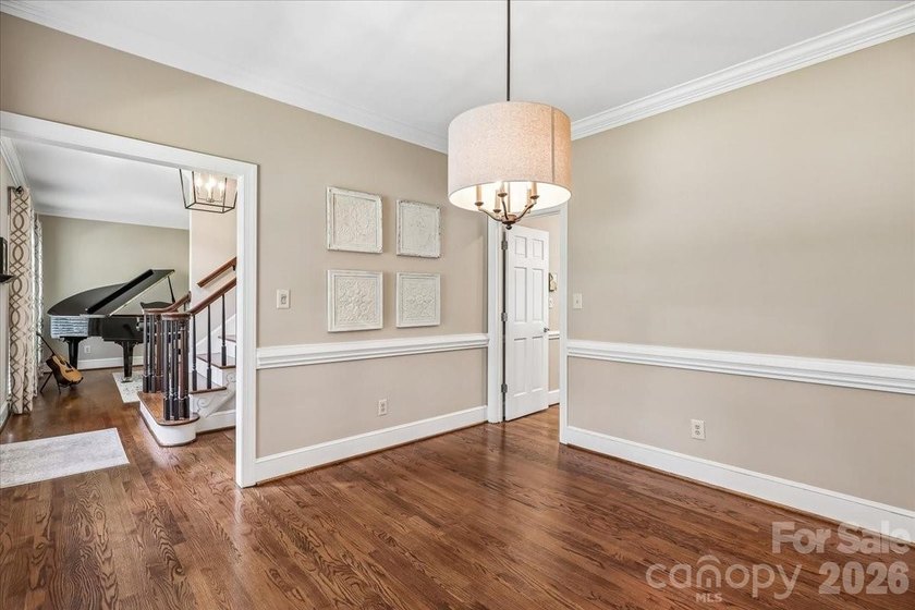 Beautiful full brick home in the desirable Berkeley community - photo 9
