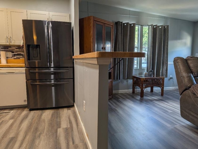 Welcome to this well-maintained 1982 manufactured home offering - photo 4