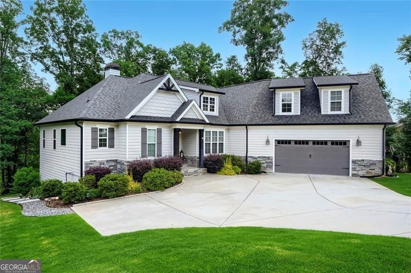 Welcome home to 115 Rowboat Drive, a gorgeous craftsman tucked - photo 2