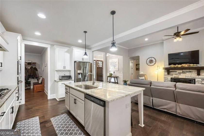 Welcome home to 115 Rowboat Drive, a gorgeous craftsman tucked - photo 9