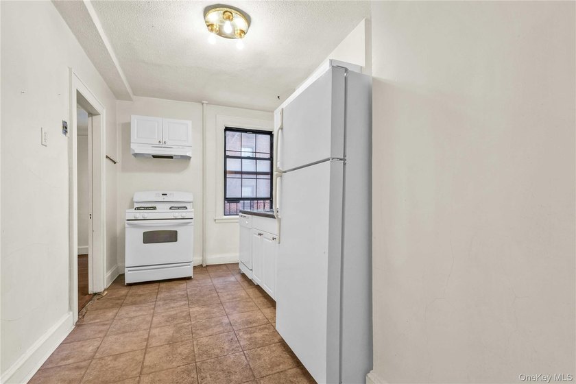 Welcome to this spacious and well-maintained two-bedroom - photo 11
